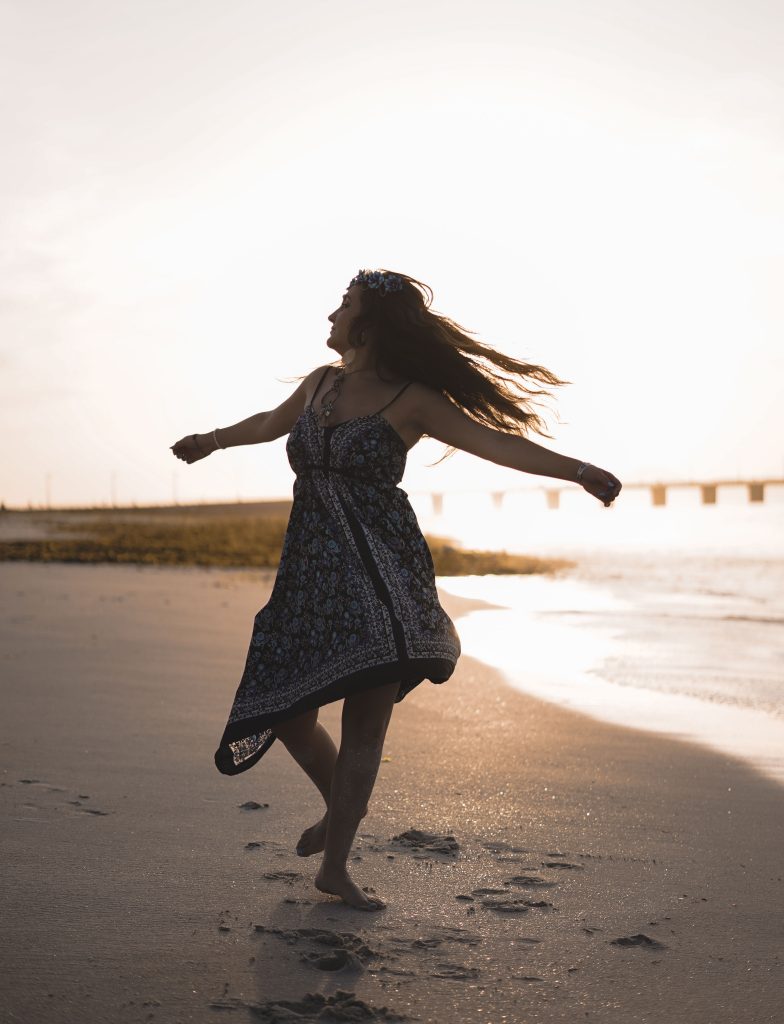 Nuria bailando en la playa al atardecer