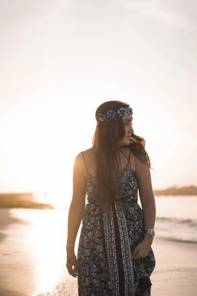 Nuria caminando por la playa al atardecer